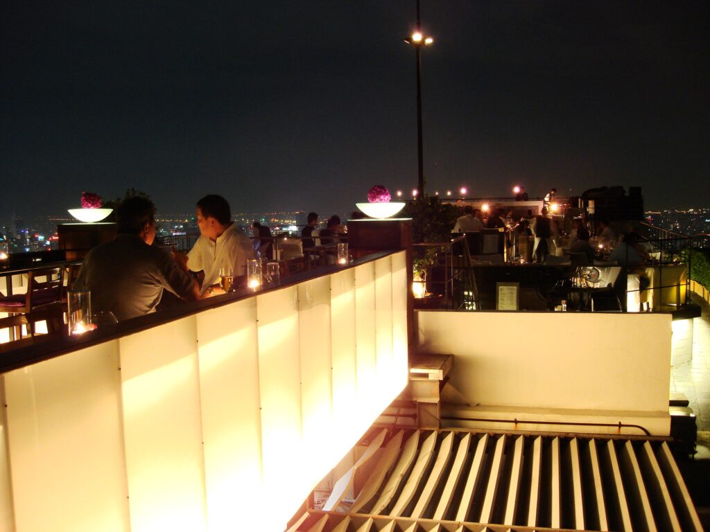 תמונה הממחישה Vertigo and Moon Bar