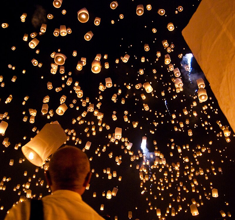 תמונה הממחישה Yi Peng Lantern Festival